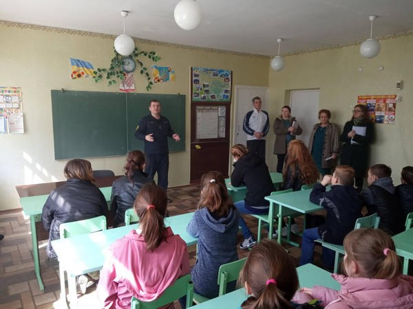 В Марьинском районе спасатели эвакуировали детей из «задымленной» школы