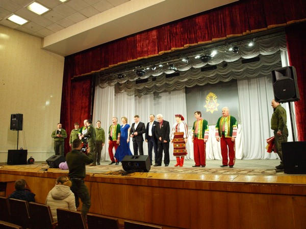 В прифронтовой Марьинке состоялся концерт Академического ансамбля Нацгвардии