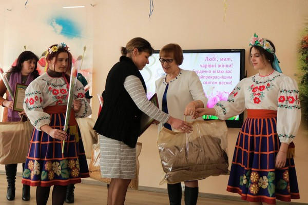 В Марьинском районе состоялось торжественное заседание «Клуба доярок-шеститысячниц»