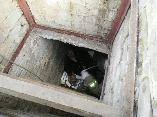 В Курахово спасателям пришлось доставать мужчину из подвала
