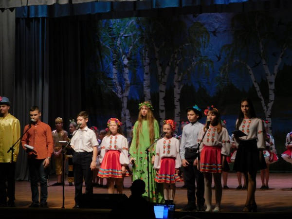 Жителям Курахово подарили весенний концерт