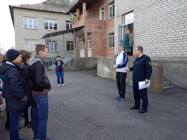 В Марьинском районе спасатели эвакуировали детей из «задымленной» школы