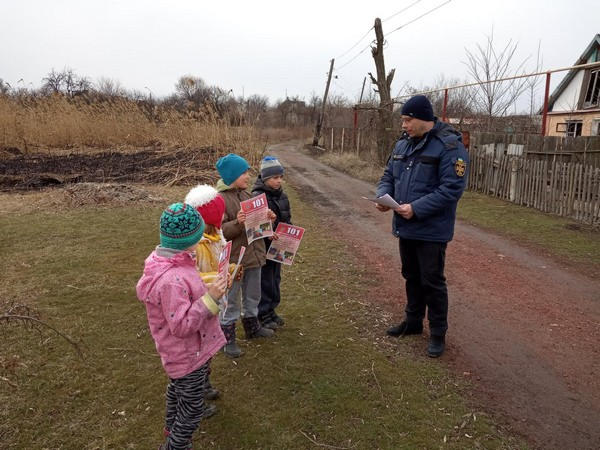 Жителям прифронтовой Красногоровки спасатели напомнили о безопасности