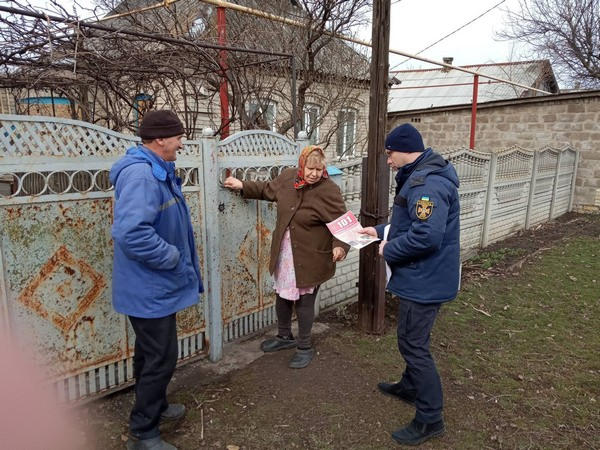 Жителям прифронтовой Красногоровки спасатели напомнили о безопасности