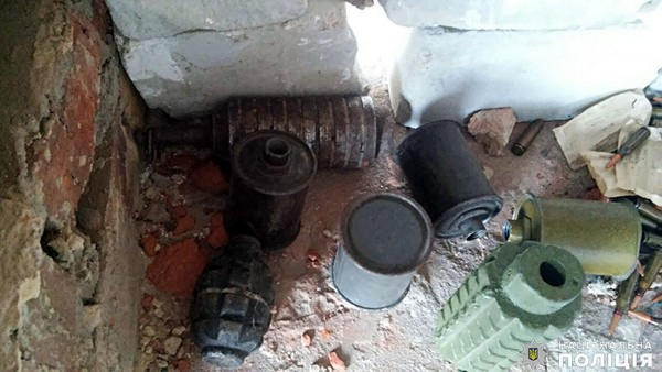 В ходе отработки Красногоровки обнаружен схрон с опасными боеприпасами