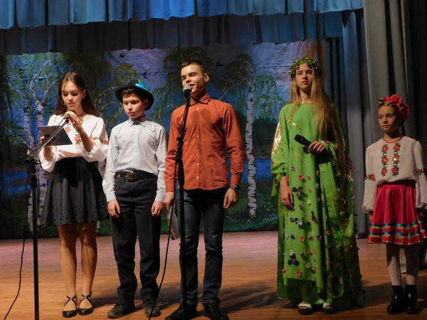 Жителям Курахово подарили весенний концерт