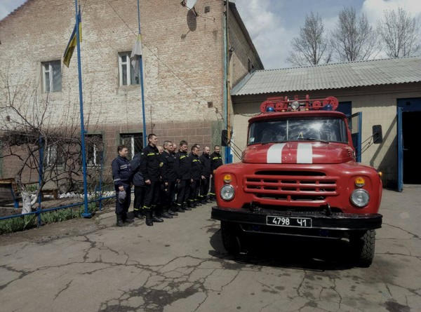 В Марьинском районе спасатели почтили память погибшего коллеги