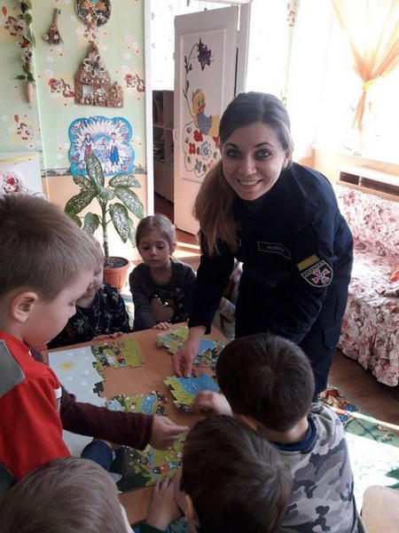 В Угледаре спасатели учат детей правилам поведения в чрезвычайных ситуациях