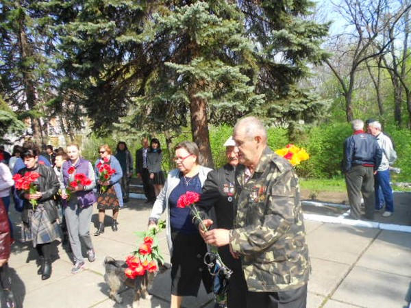 Как в прифронтовой Красногоровке почтили память ликвидаторов аварии на ЧАЭС
