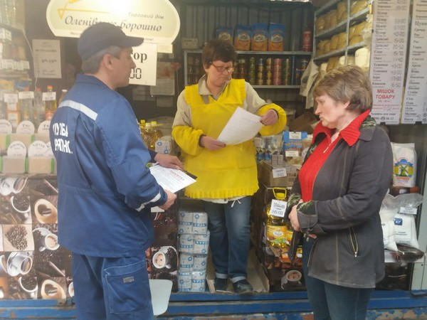 В Курахово спасатели провели разъяснительную работу на местном рынке