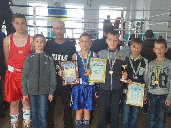 Угледарские боксеры завоевали 10 «золотых» и 9 «серебряных» медалей на областном турнире