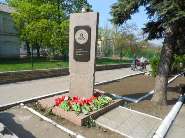 Как в прифронтовой Красногоровке почтили память ликвидаторов аварии на ЧАЭС