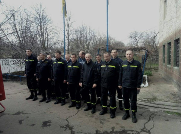 В Марьинском районе спасатели почтили память погибшего коллеги