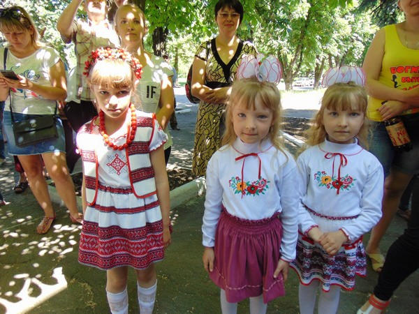 В прифронтовой Марьинке состоялся традиционный праздник вышиванки