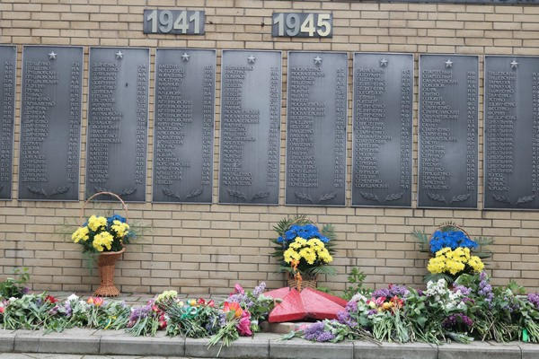 В прифронтовой Марьинке почтили память погибших во Второй мировой войне