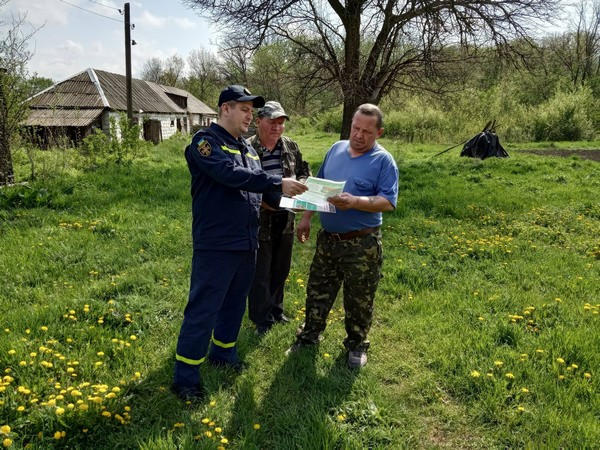 В Марьинском районе спасатели проводят профилактику лесных пожаров