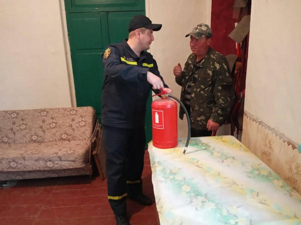 В Марьинском районе спасатели проводят профилактику лесных пожаров