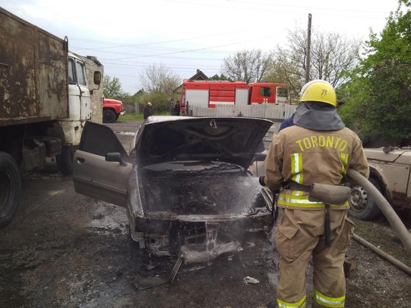 В Курахово за считанные минуты сгорел дотла автомобиль