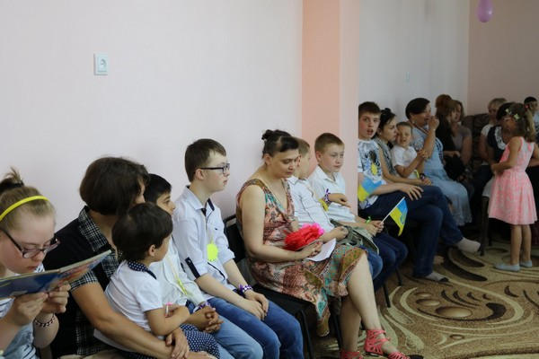В Марьинке для детей с инвалидностью устроили «Путешествие в страну детства»