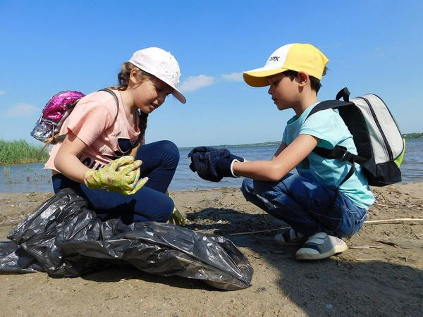 На берегу Кураховского водохранилища собрали около двух кубометров мусора