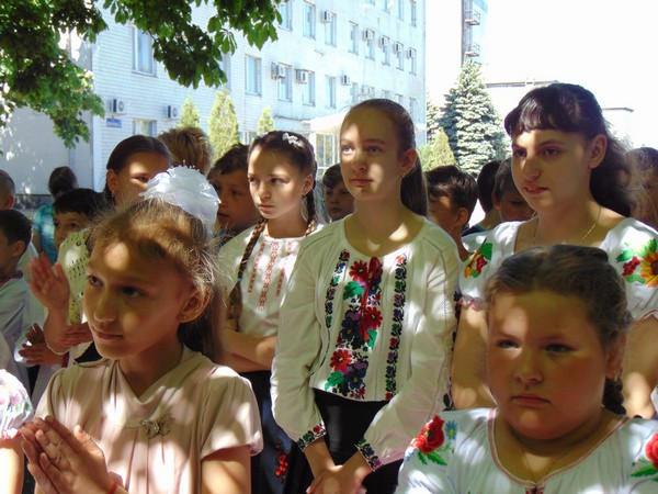 В прифронтовой Марьинке состоялся традиционный праздник вышиванки