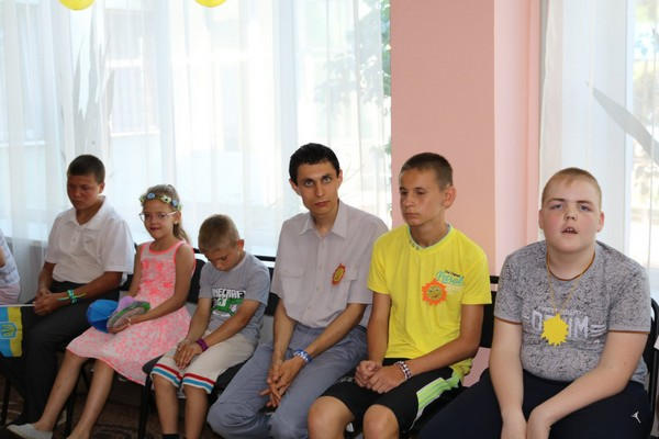 В Марьинке для детей с инвалидностью устроили «Путешествие в страну детства»