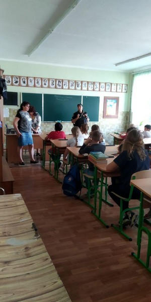 Полицейские напомнили школьникам Марьинского района правила дорожного движения