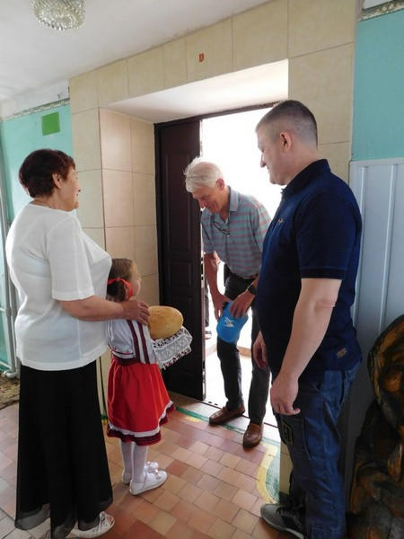 Прифронтовую Красногоровку посетили иностранные благотворители