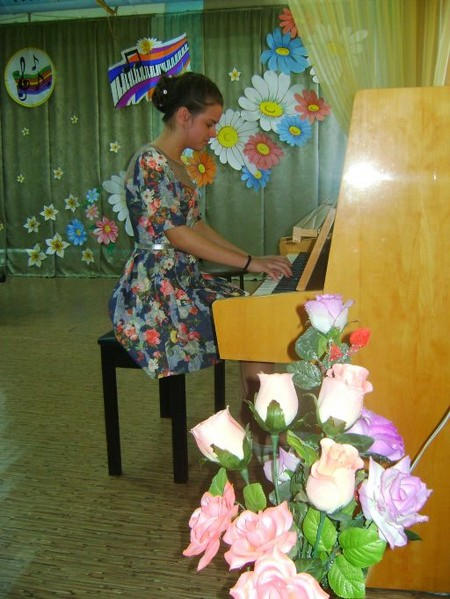 В Угледаре ученица школы искусств подарила городу сольный концерт