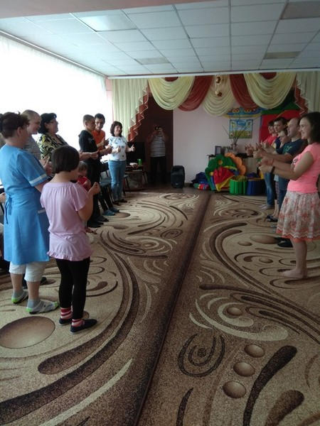 В Курахово и Марьинке благотворители устроили праздник для детей с инвалидностью