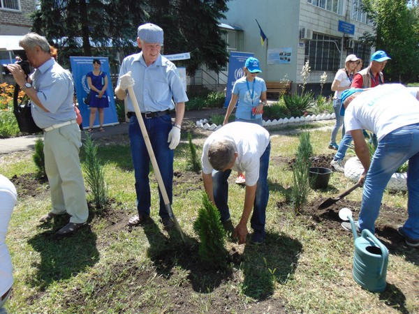 В прифронтовой Марьинке высадили деревья в честь вынужденных переселенцев