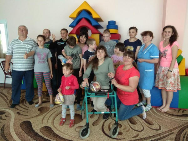 В Курахово и Марьинке благотворители устроили праздник для детей с инвалидностью
