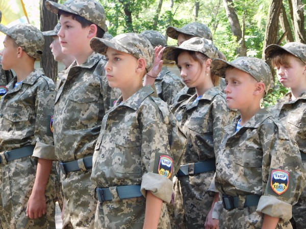 На берегу Кураховского водохранилища открыли военно-патриотический лагерь