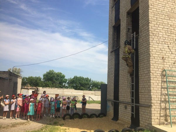 Кураховским школьникам устроили увлекательную экскурсию по пожарной части