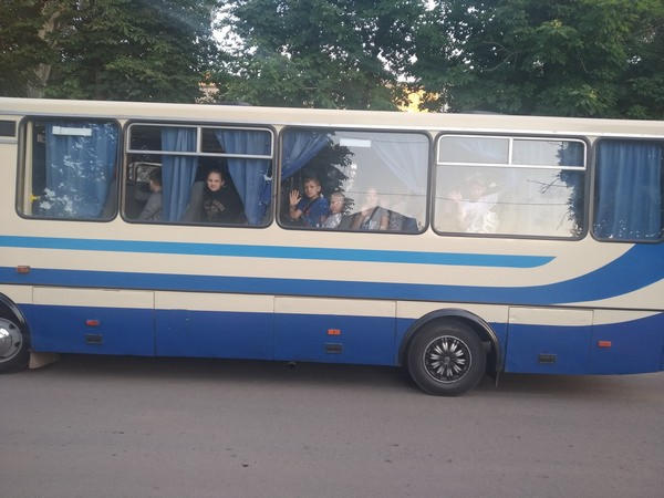 Школьники прифронтовой Марьинки отправились отдыхать на Черное море