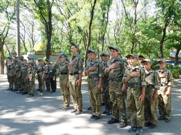 На берегу Кураховского водохранилища открыли военно-патриотический лагерь