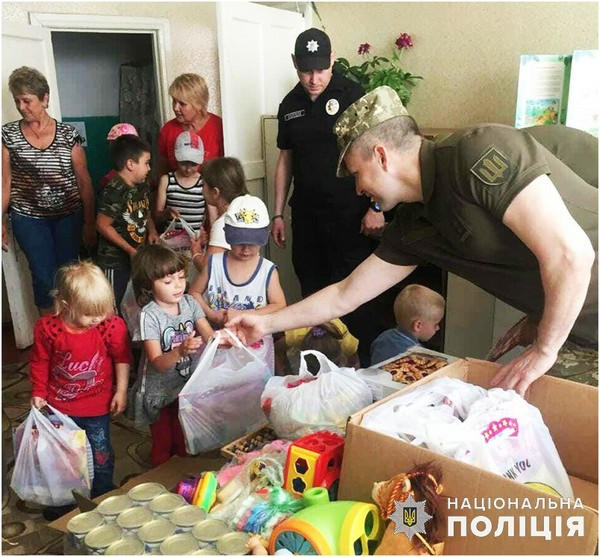 К детям прифронтового села в Марьинском районе пришли гости в погонах