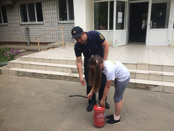 В Курахово спасатели учили персонал и детей санатория-профилактория тушить пожар
