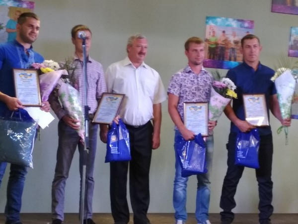Жители Курахово и Марьинки удостоены звания «Молодой человек года»