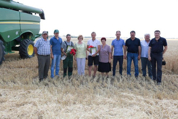 В Марьинском районе механизаторам удалось намолотить первую тысячу тонн зерна