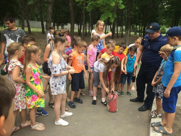 В Курахово спасатели учили персонал и детей санатория-профилактория тушить пожар