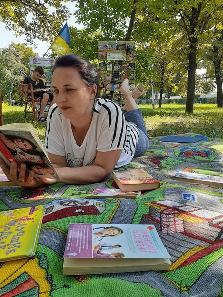 В прифронтовой Марьинке в парковой зоне провели открытый книжный просмотр