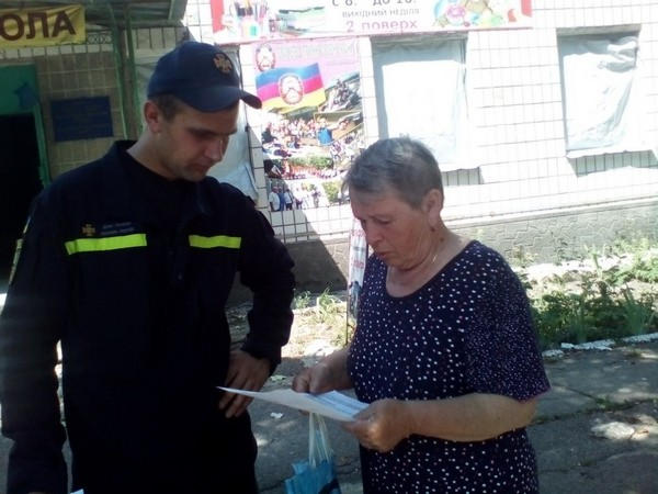 Жителям прифронтовой Марьинки рассказали, как распознать взрывные устройства