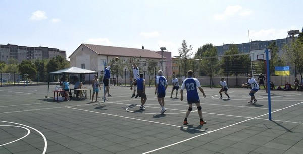 В Угледаре прошел Открытый Кубок по парковому волейболу