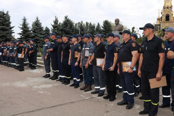 В Марьинке чествовали спасателей, которые восстанавливают разрушенные прифронтовые города