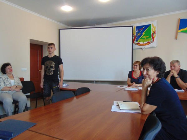 8-классника из Курахово пригласили на заседание Марьинской райгосадминистрации, чтобы поздравить