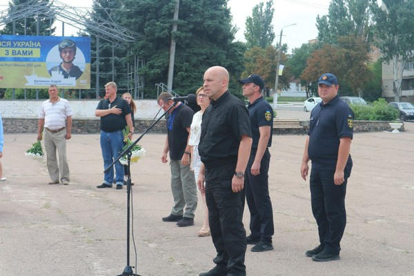В Марьинке чествовали спасателей, которые восстанавливают разрушенные прифронтовые города
