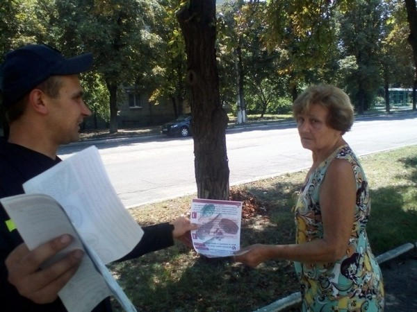 Жителям прифронтовой Марьинки рассказали, как распознать взрывные устройства