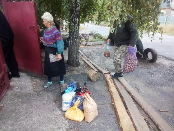 Военные обеспечивают продуктами питания жителей прифронтовой Марьинки