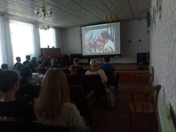 В Марьинке и Красногоровке показали фильм об украинских миротворцах